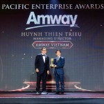 Ông Huỳnh Thiên Triều - Tổng Giám đốc Amway Việt Nam nhận giải thưởng từ Ban tổ chức